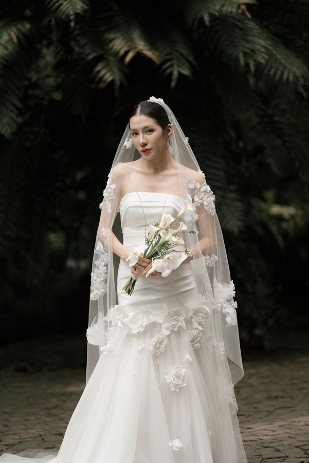 The Ba Vi 3D Petal Long Veil, photographed in Vietnam