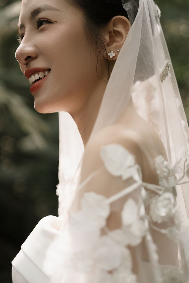 Real bride wearing The Ba Vi — 3D Petal Long Veil