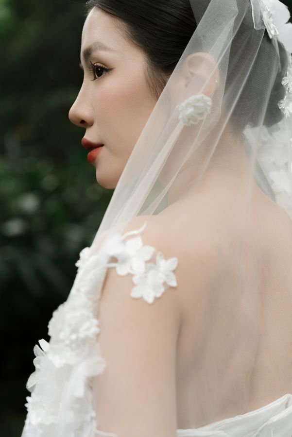 Real bride wearing The Ba Vi — 3D Petal Long Veil