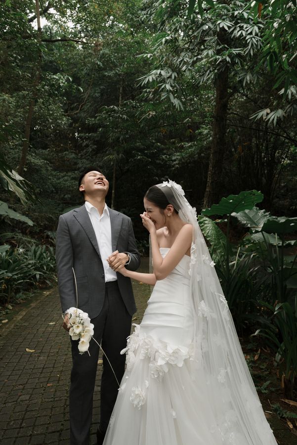 Real bride wearing The Ba Vi — 3D Petal Long Veil