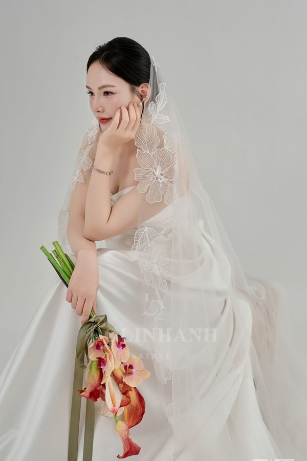 The Con Dao 3D flower fingertip wedding veil