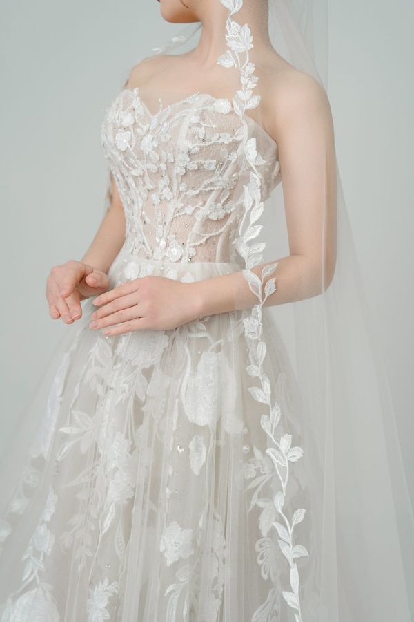 Close-up of The Ha Giang vine lace edge wedding veil