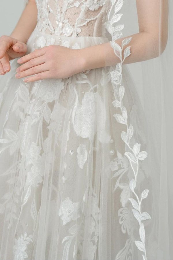 Close-up of The Ha Giang vine lace edge wedding veil — photo 3