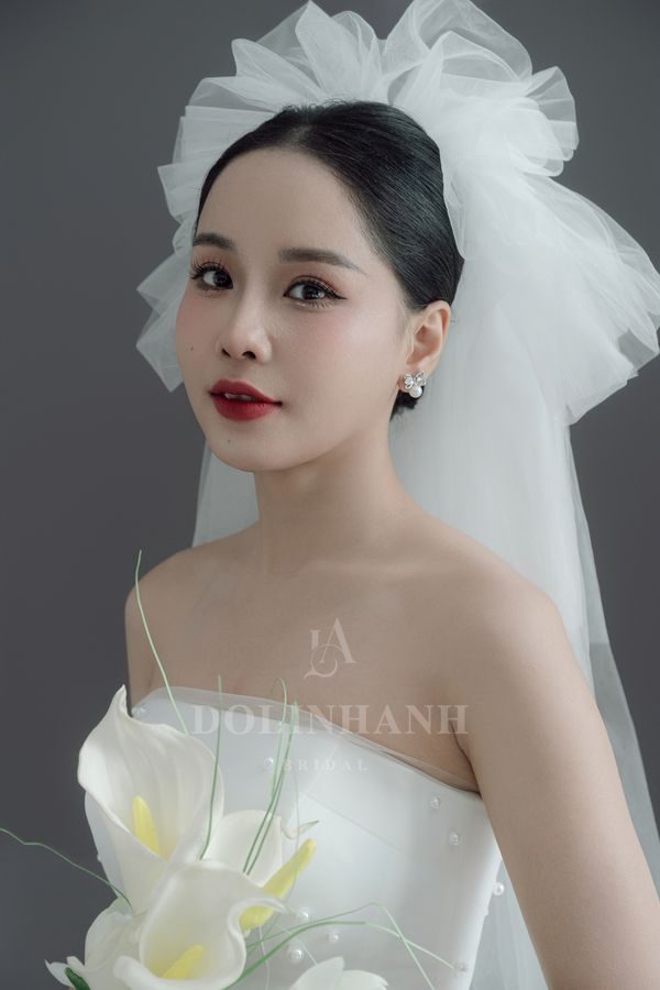 V16 ruffle crown short wedding veil with a sleek bun