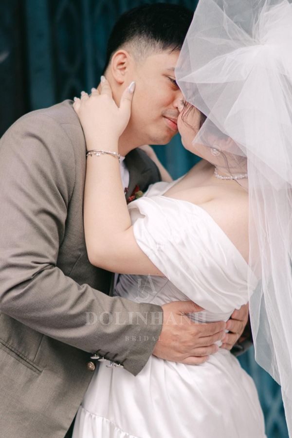 Real bride wearing The Hoan Kiem — Ruffle Bow Short Veil