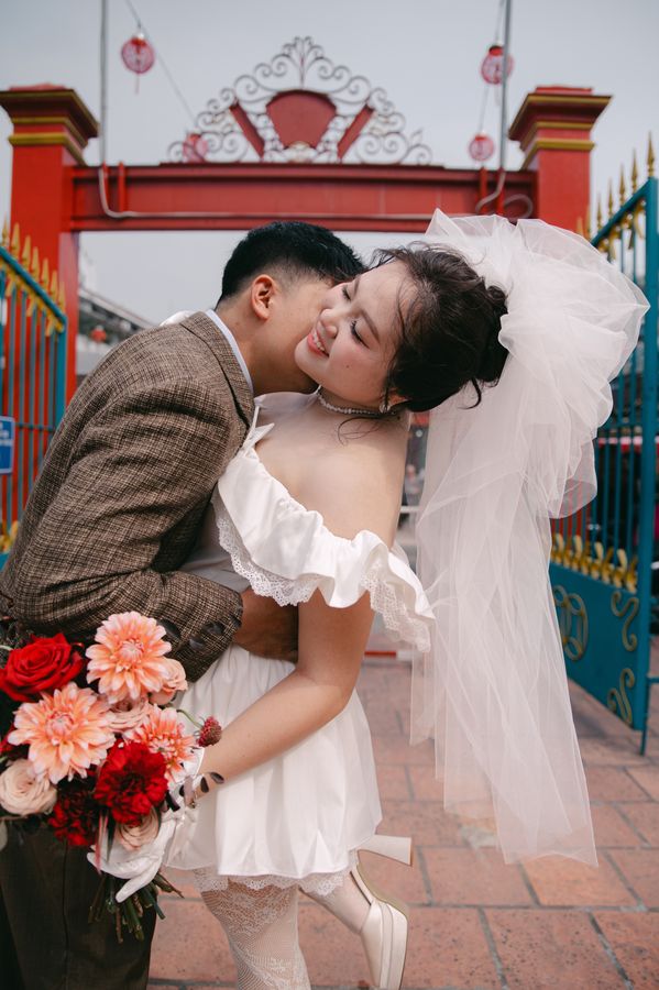 Real bride wearing The Hoan Kiem — Ruffle Bow Short Veil