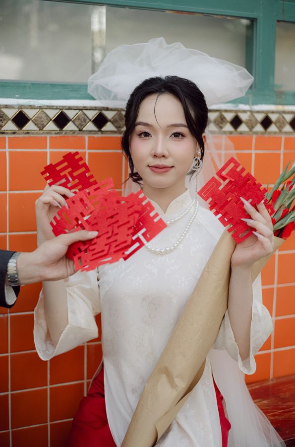 Real bride wearing The Hoan Kiem — Ruffle Bow Short Veil