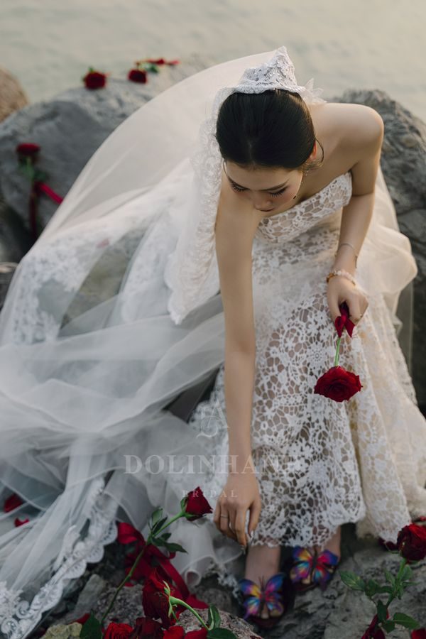 Scalloped lace mantilla veil worn over the head